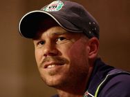 பந்தை சேதப்படுத்தியதால் விளையாட தடை விதிக்கப்பட்ட வார்னர் என்ன செய்தார் தெரியுமா?