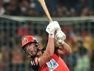 ஐபிஎல்லின் நீளமான சிக்ஸ் இதுதான் மக்களே.. ஒரே அடியில் மிரட்டிய டி வில்லியர்ஸ்!