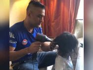 களத்திலும் சூப்பர்.. களத்திற்கு வெளியேவும் சூப்பர்.. செல்ல மகளுடன் தோனியின் குறும்பு வீடியோ