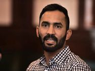 கருப்பு பேட்ஜ் அணிந்து கொண்டு விளையாடுவீர்களா? பதிலளிக்காமல் தினேஷ் கார்த்திக் நழுவல்