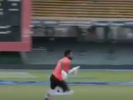 முடிஞ்சா என்னைவிட வேகமாக ஓடுங்க பாஸ்.. மன்தீப் சிங்கிடம் போட்டியிடும் கோஹ்லி! -வீடியோ