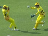 அடிக்கத் துரத்திய தோனி... மிரண்டு போன ஜடேஜா... ஐபிஎல்லில் காமெடி!