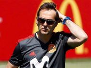 நாளை உலக கோப்பை துவக்கம்.. இன்று ஸ்பெயின் அணி கோச் திடீர் நீக்கம்..கால்பந்து ரசிகர்கள் ஷாக் !