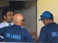 அதெப்படிங்க திடீர்னு பந்தை மாற்றலாம்.. ஸ்டிரைக்கில் குதித்த இலங்கை பேட்ஸ்மென்!