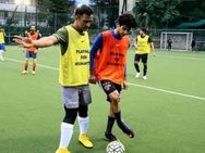 கிரிக்கெட்னா விக்கெட் கீப்பர்.... ஃபுட்பால்னா கோல் கீப்பர்.... அசத்தும் தோனி!