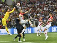 ஃபிபா இறுதிப்போட்டி: குரேஷியா செய்யாத தவறுக்காக பிரான்ஸிற்கு கிடைத்த வாய்ப்பு.. வெடிக்கும் சர்ச்சை