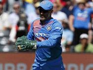 தோனி எதற்காக பந்தை எடுத்து சென்றார் தெரியுமா?