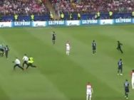 ஃபிபா இறுதிப்போட்டி: போட்டியின் போதே மைதானத்திற்குள் ஓடி வந்த ரசிகர்கள்.. அதிர்ச்சி வீடியோ