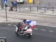 உலகக் கோப்பை.. விர் விர் விர்... பாரீஸில் இளைஞர்கள் கொண்டாட்டம்!