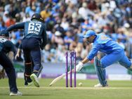 தொடரை வென்றது இங்கிலாந்து..... தொடரும் இந்தியாவின் நடுவரிசை பேட்டிங் சொதப்பல்