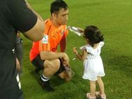 என்னது கேப்டன் கூல் தோனிக்கு வயசாயிடுச்சா....... சொல்வது யார் தெரியுமா!