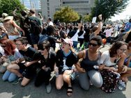 ரக்பி வீரர்களின் சம்பளத்தை நிறுத்துங்க.. டிரம்ப் ஆவேசம்