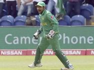 தல போல வருமா..... தோனி போல் முயற்சித்து மொக்கை வாங்கிய சர்பராஸ்!