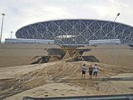 பலத்த மழை.... ரூ.1,750 கோடியில் கட்டப்பட்ட மைதானம் சேதம்!