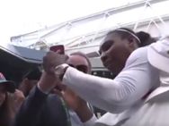 விம்பிள்டன் அரை இறுதியில் செரீனா.... ரசிகருடன் செல்பி.... ஆச்சரியமளிக்கும் எளிமை!