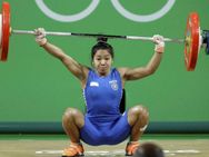 வெயிட் தூக்கக் கூடாது.... பளுதூக்கும் வீராங்கனைக்கு வந்த சோதனை!