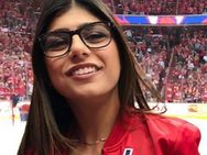 ஓ காட்... ஐஸ் ஹாக்கி போட்டியில் விபரீதம்.. பந்து பட்டு நடிகையின் மார்பு 