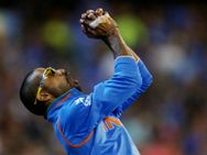 புதிய சாதனை செய்த தவான்.. ஆனா பேட்டிங்கில் இல்லை.. இது வேற மாதிரி