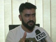 இந்திய தேசிய கீதத்தை பாடிய பாகிஸ்தான் ரசிகர்.. ஏன் என்ன காரணம்?