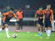 சொந்த மண்ணில் ஆடும் கேரளா பிலாஸ்டர்ஸ்.. டெல்லி சமாளிக்குமா?