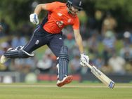 மழை பெய்யும் போது தான் மேட்ச் வைப்பீங்களா? எங்க பணம் போச்சே.. கோபத்தில் ரசிகர்கள்