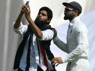 கோலியை கட்டி பிடித்து செல்ஃபி.. “உம்மா” கொடுக்கவும் முயற்சி.. ரசிகர் சேட்டை #IndvsWI