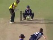 ஒரே கையில் கேட்ச்.. அசால்ட்டாக பிடித்து அசத்திய ஆஸ்திரேலிய வீரர்