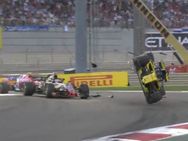 “ஐயோ.. நெருப்பு, நெருப்பு.. காப்பாத்துங்க”.. பதற வைத்த கார் பந்தய விபத்து