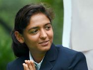 என்ன உடம்பு சரியில்லையா? இதோ வர்றேன்.. போட்டி துவங்கும் முன் சிறுமிக்கு உதவிய மகளிர் அணி கேப்டன்