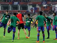 தோல்வின்னா என்னன்னே தெரியாத பெங்களூருவை சந்திக்கும் டெல்லி டைனமொஸ் அணி.. என்ன ஆகப் போகுதோ?