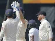 ஐயா அம்பயரே!! இவர் வீசிய 30 பந்தில் 12 நோ-பால்.. ஒண்ணு கூடவா கண்ணுக்கு தெரியலை?