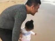 வைரல் வீடியோவில் நம்ம சின்ன வயசு விளையாட்டை ஞாபகப்படுத்திய தோனி - ஸிவா.. என்ன விளையாட்டு தெரியுமா?