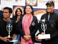 என்னது டென்னிஸ் தொடரில் தோனி கோப்பை வென்றாரா? ஆச்சரியத்தில் ரசிகர்கள்.. குவியும் வாழ்த்து