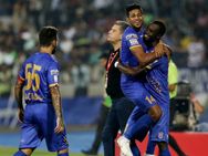 ISL 2018 : பரிதாப சென்னை அணியை வீழ்த்தியது மும்பை.. அபார வெற்றி!!