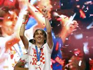 மெஸ்ஸி, ரொனால்டோ ரசிகர்கள் ஏமாற்றம்.. உயரிய பலோன் டி’ஆர் விருதை தட்டிச் சென்ற லூகா மோட்ரிக்