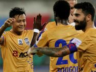 கோவா அணியிடம் உதை வாங்கிய அணியா இது? மும்பை சிட்டி அணியின் அசுர மாற்றம்