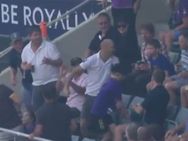 அடங்கப்பா! அடி வாங்கி முகம் வீங்கிருச்சு.. ஆனா வீட்டுக்கு போகலை.. கெத்து காட்டிய கிரிக்கெட் ரசிகர்!