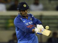 அணியை கரை சேர்த்த தோனி, ஜாதவ்.. விக்கெட்களை அள்ளிய சாஹல் .. ஆஸி. தொடரை வென்ற இந்தியா