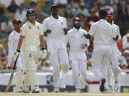 வெஸ்ட் இண்டீசில் அதிரடி காட்டிய கீமர் ரோச்.. டெஸ்ட் போட்டியில் 77 ரன்களில் இங்கிலாந்து சுருண்டது