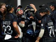 அடப் பாவமே! முதல்ல ஆண்கள் அணி.. அப்புறம் பெண்கள் அணி.. மாத்தி மாத்தி அடி வாங்கும் நியூசி.