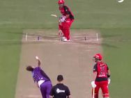 ஏன்பா! உன் டீமுக்கு ஆடுறியா? எதிர் டீமுக்கு ஆடுறியா?.. ஒரே பந்தில் 17 ரன்கள் கொடுத்த ஆஸி. பௌலர்!