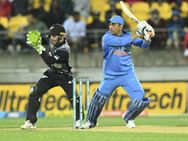 தேசியக் கொடியை கீழே விழாமல் காத்த தோனி.. ரசிகர்கள் பாராட்டு.. 3வது டி20யில் என்ன நடந்தது?