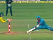 தோனிக்கே ஸ்டம்பிங்கா!! ரப்பர் மாதிரி காலை இழுத்து கிரீஸில் வைத்த தோனி!