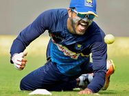 ஏன்பா இப்படி? ஒரு கஷ்டமான கேட்ச் பிடிச்சா.. ரெண்டு ஈஸியான கேட்ச்சை விடும் தினேஷ் கார்த்திக்!