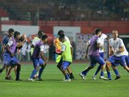 ISL 2019 : பிளே ஆஃப் சுற்றுக்கு கடும் போட்டி.. மும்பை அணி - நார்த் ஈஸ்ட் அணி மோதல்!!