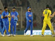 இது அவுட் இல்லையா? என்ன ரிவ்யூ பண்றீங்க? அம்பயரின் தவறான முடிவால் அதிர்ச்சியான கோலி!