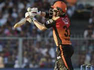 என்னா அடி.. வெளுத்த வார்னர்… முழி பிதுங்கிய கொல்கத்தா.. 181 ரன்களை குவித்த சன் ரைசர்ஸ்