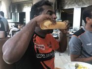 தோசையை கொன்ற தூஸ்ரா முரளிதரன்… இணையத்தை கலக்கிய அந்த புகைப்படம்