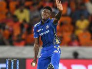 முதல் போட்டி மாதிரி தெறிக்கவிடுவாருன்னு பார்த்தா.. பௌலிங்கில் விட்டதை பேட்டிங்கில் பிடித்த அல்சாரி!!