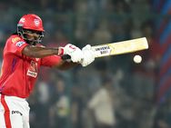 கிறிஸ் கெயிலை அவுட் ஆக்குறதுக்கு என்ன பாடுபட வேண்டி இருக்கு! 2 பேர் சேர்ந்து பிடித்த கேட்ச்!